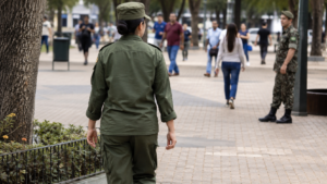 Ela circulou pelo centro de Santa Maria fardada com o uniforme do Exército sem nunca ter servido, a defesa alegou que ninguém saiu prejudicado, e a Justiça Militar condenou assim mesmo: o artigo 172 do CPM pune com até seis meses quem veste o que não é seu