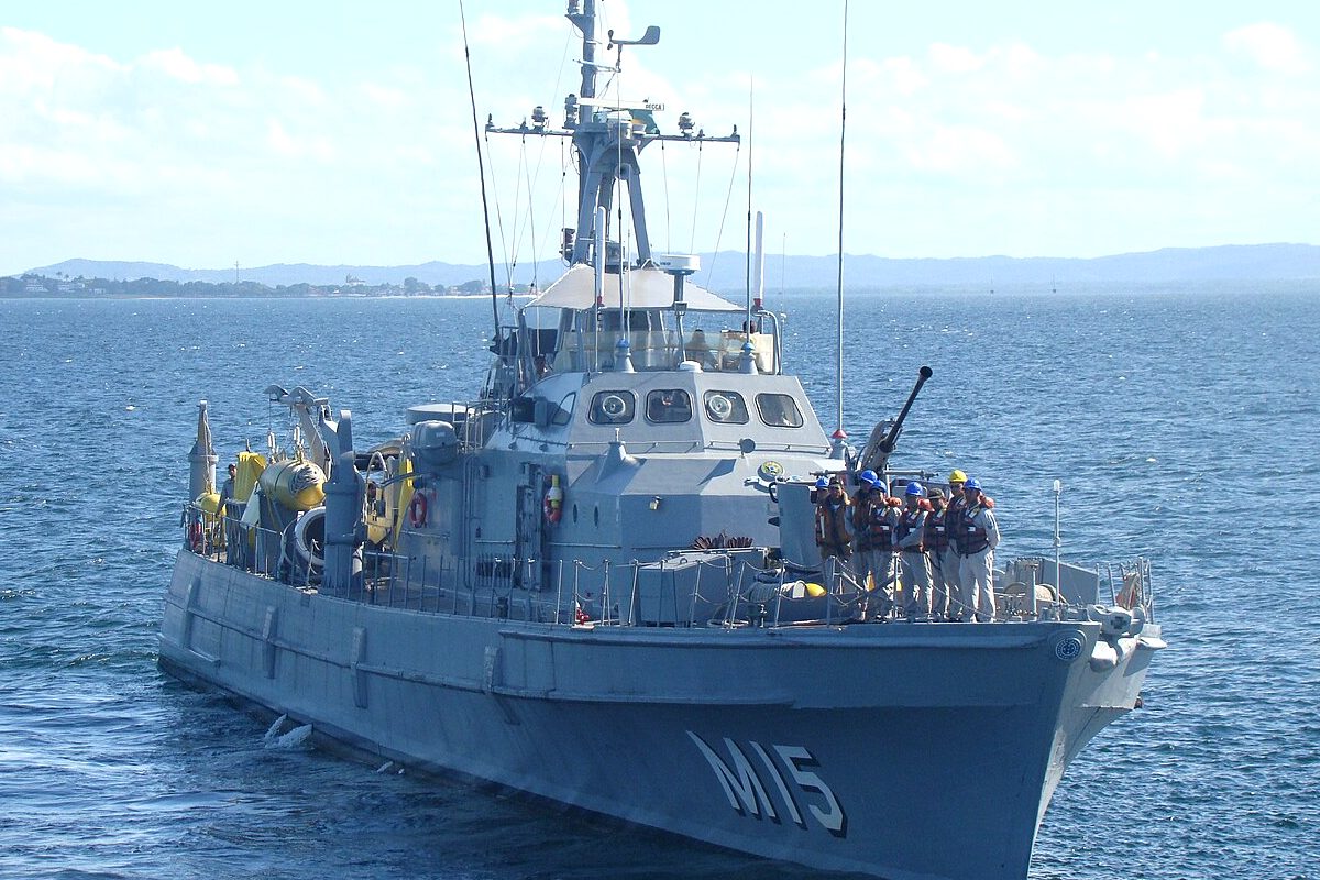 Após 55 anos, Marinha aposenta navio essencial para proteger rotas marítimas contra minas e manda desmantelar seu casco enquanto novos meios navais entram em cena