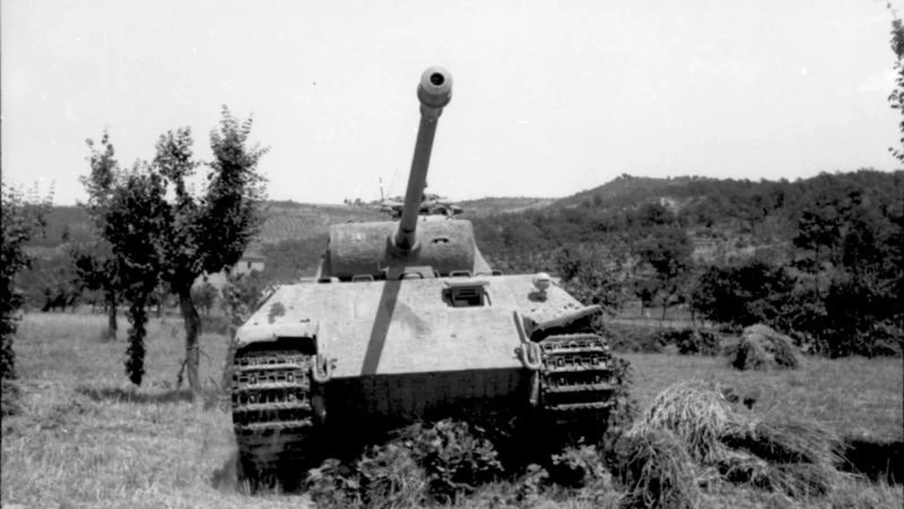 Depois de 80 anos enterrado no pátio de uma universidade russa, um tanque Panther alemão saiu do chão em Kazan, e o mais estranho não é onde ele estava, e sim para que o departamento de explosivos o usava