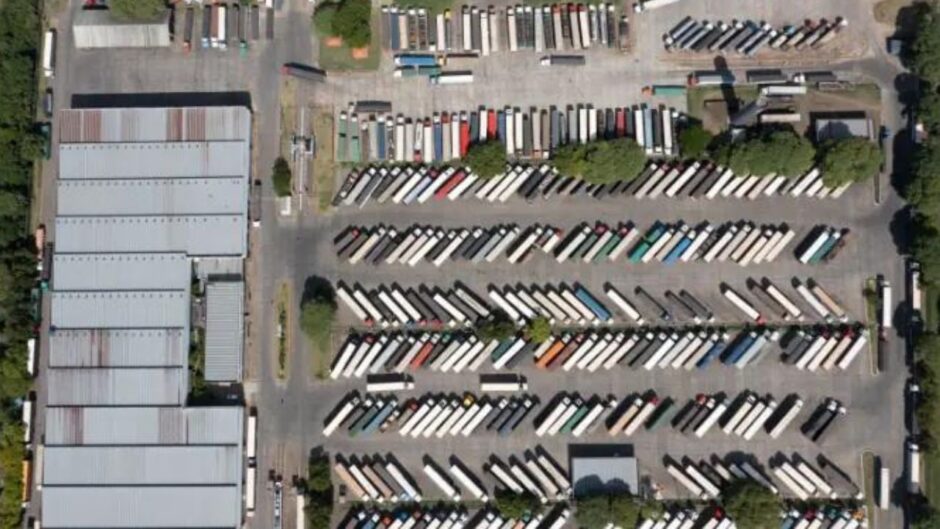 Vista aérea do Porto Seco de Uruguaiana com dezenas de caminhões e carretas estacionados no terminal de cargas