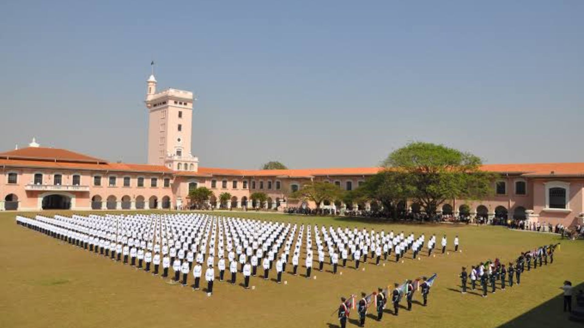 A prova que abre a carreira de oficial do Exército será aplicada em 12 e 13 de setembro para 440 vagas, teve 18.742 inscritos na edição anterior e leva o aprovado de 1.339 reais de auxílio a um soldo inicial de 10.443,42 reais