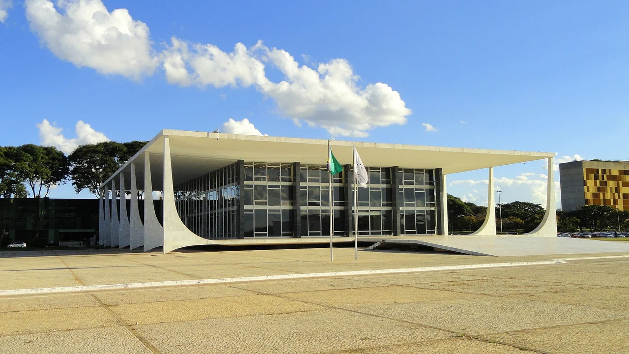 A Câmara incluiu um artigo num projeto de iniciativa exclusiva do presidente e tirou a pensão vitalícia das filhas casadas de militares em 1991, mas o STF derrubou o dispositivo por unanimidade em 3 de junho de 1993 e a exigência caiu