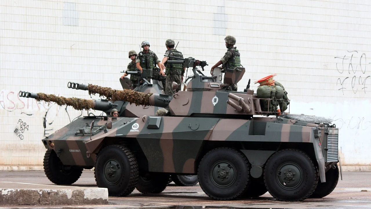 O Exército mandou 28 blindados para Roraima, 14 Guaicurus, oito Guaranis e seis Cascavéis, além de mísseis anticarro, para reforçar a fronteira com Venezuela e Guiana, e parte dos Centauro II novos também vai para lá