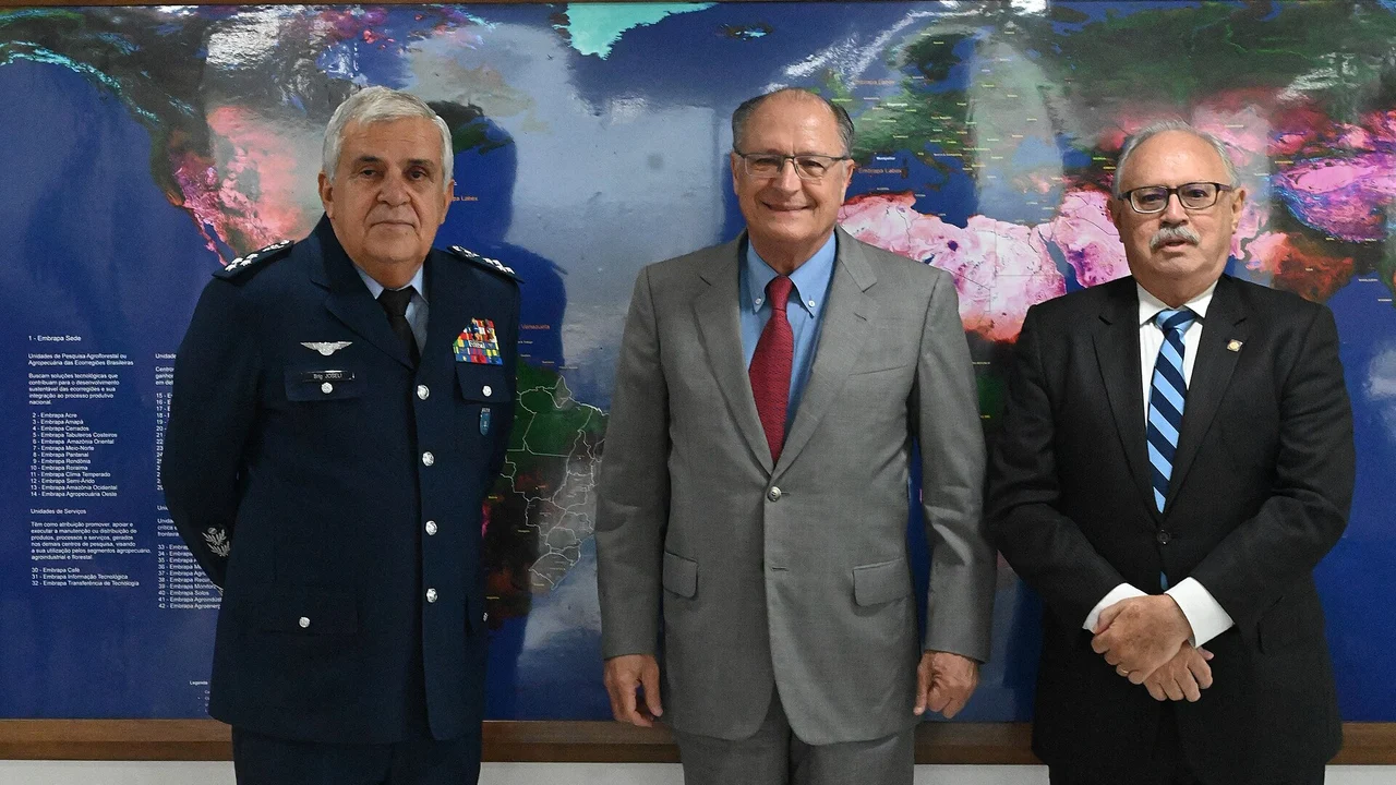 Um ex-soldado do Exército foi condenado a seis meses de detenção por deserção e o Superior Tribunal Militar manteve a pena, até que o ministro Flávio Dino mandou o caso voltar ao Ministério Público Militar para avaliar acordo