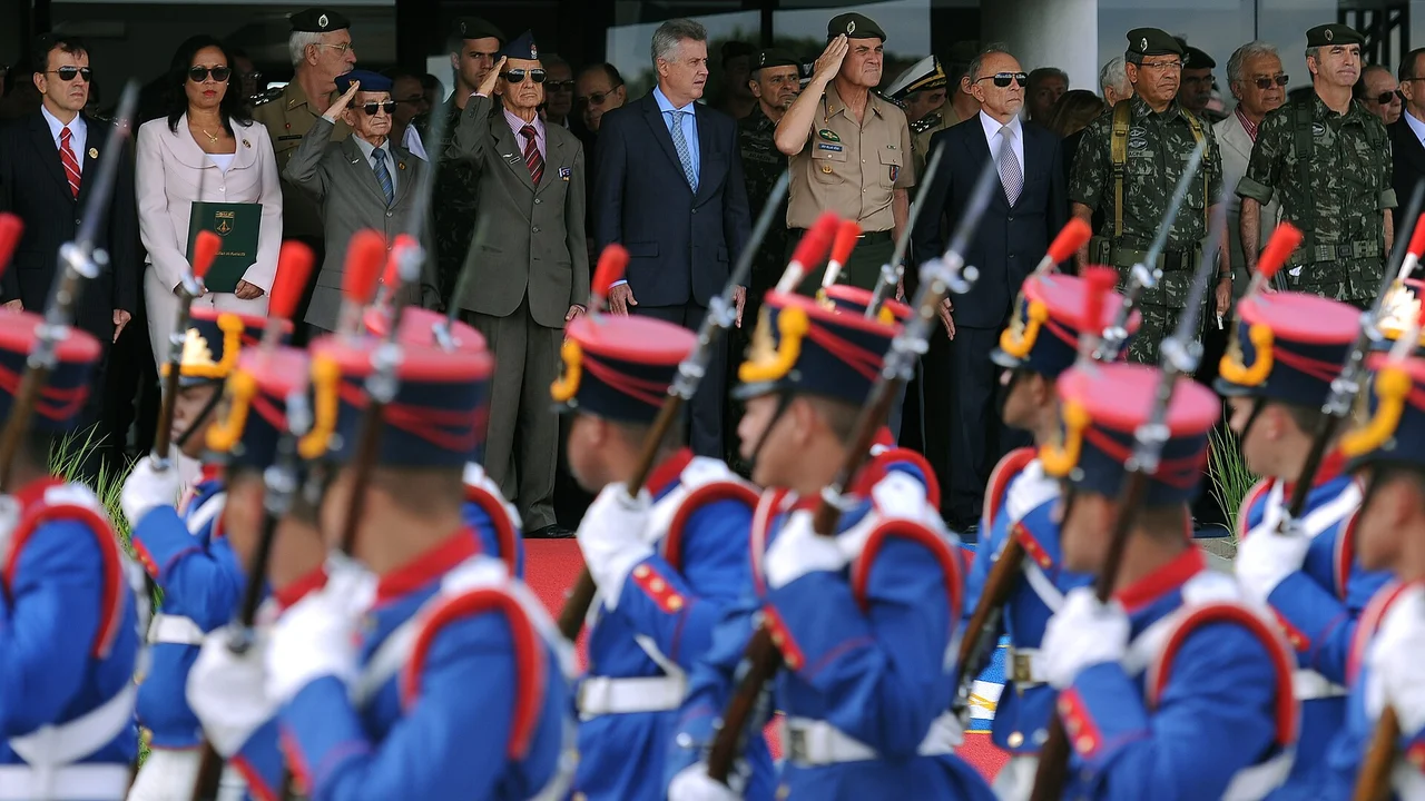 Galão é de oficial e divisa é de praça, estrela no ombro só general usa, e o distintivo no peito não diz posto nenhum: o guia para ler qualquer uniforme das três Forças sem perguntar a ninguém