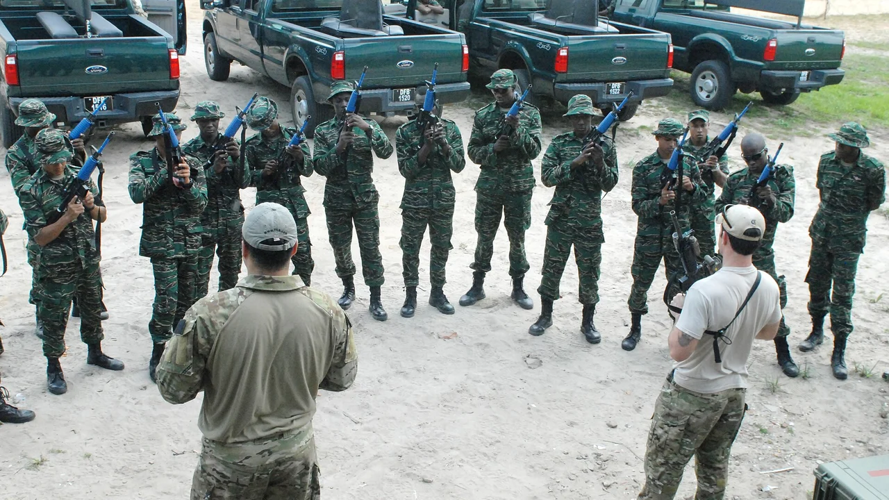 A Guiana tem cerca de 3 mil militares, viu o orçamento de defesa crescer mais de oito vezes em cinco anos com o dinheiro do petróleo e agora constrói quartel-general, escola de oficiais e radares costeiros, apoiada por Estados Unidos, França e Brasil
