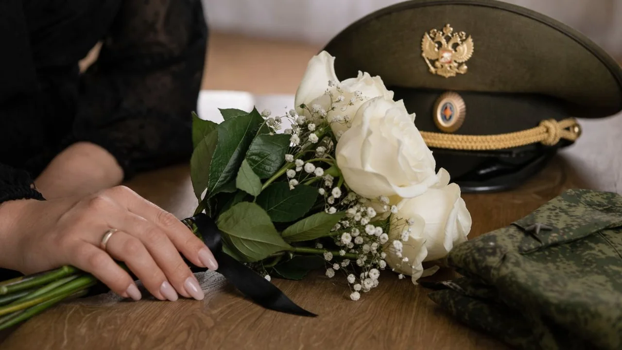 Na Rússia, mulheres estão se casando com soldados pouco antes de eles irem para a guerra para receber a indenização por morte de 13 milhões de rublos, cerca de R$ 840 mil, e o fenômeno virou um cálculo financeiro