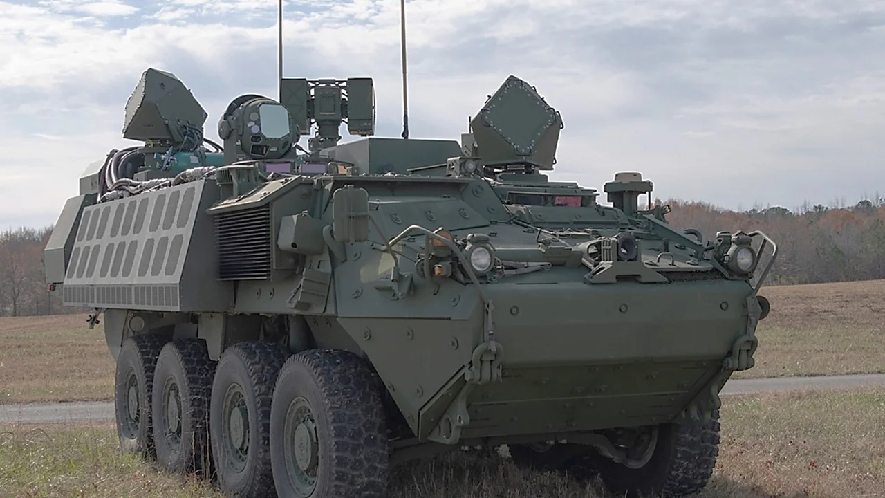 O Departamento de Guerra dos Estados Unidos contratou a Lockheed Martin para desenvolver um laser em contêiner de 500 quilowatts contra mísseis de cruzeiro e drones, num acordo inicial de US$ 86 milhões que pode chegar a US$ 847 milhões