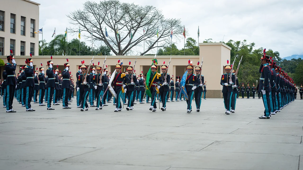 O militar temporário assina contrato de um ano por vez, pode somar oito anos de serviço e sai obrigatoriamente no fim do prazo, sem estabilidade e sem reserva remunerada, e o TRF1 já decidiu que ele pode ser licenciado a qualquer tempo
