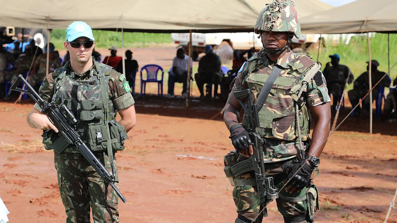 O Exército designou quatro oficiais para instruir tropas da ONU em operações na selva no Congo por doze meses, sem dependentes e sem direito a auxílio-moradia, e o chefe da equipe vem do centro de guerra na selva de Manaus