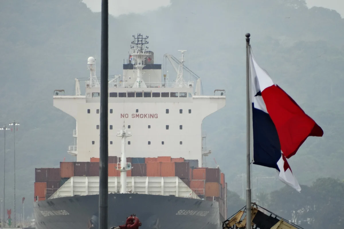 Um porta-contêineres pagou 4 milhões de dólares para furar dez dias de fila no Canal do Panamá, o leilão de vaga bateu 1,1 milhão de média em agosto, e o gatilho disso está no Estreito de Ormuz fechado desde fevereiro