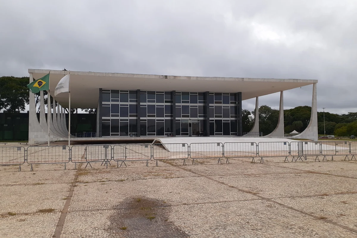 Viúva recebe pensão militar há oito anos, é avisada de que outra mulher entrou com pedido alegando união estável com o mesmo militar, e descobre que a divisão do benefício vai depender de uma única pergunta sobre o casamento dela
