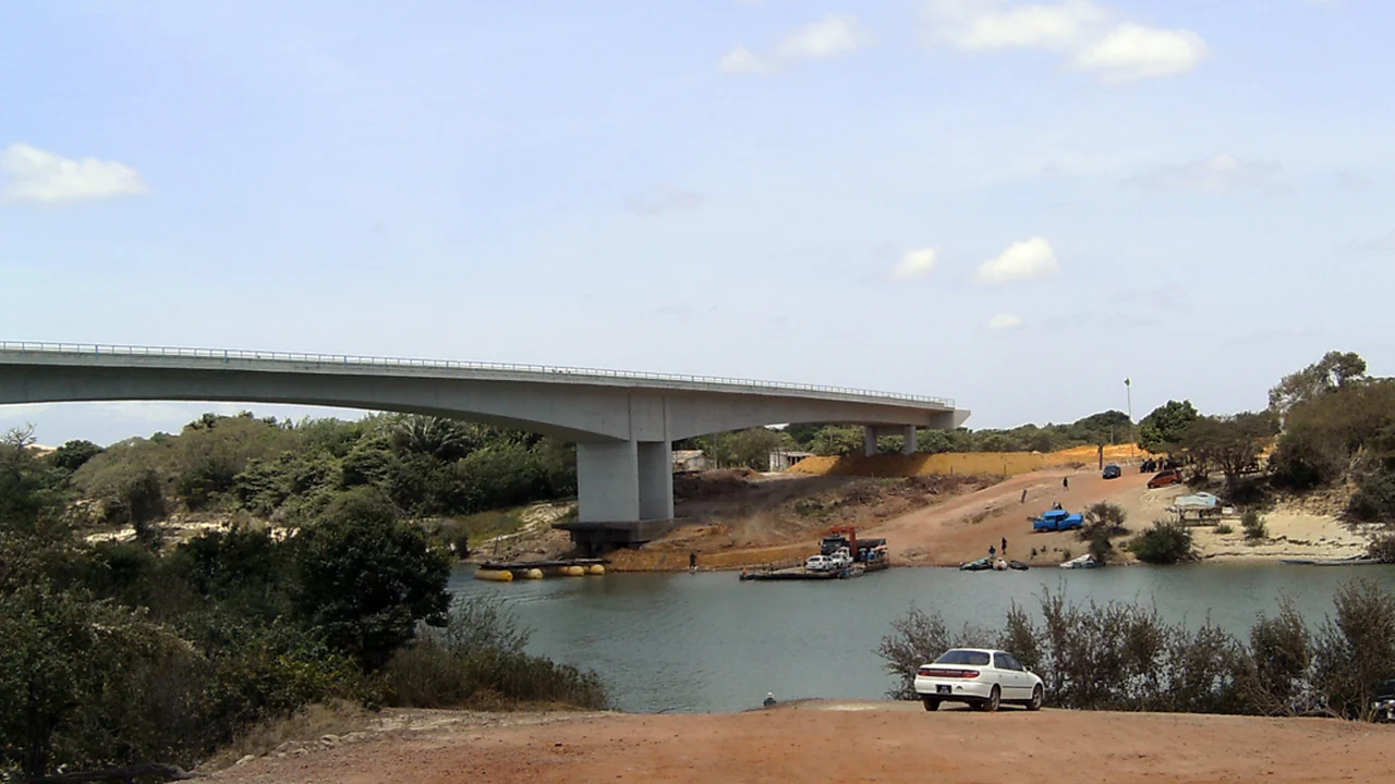 A única estrada entre o Brasil e a Guiana passa por uma ponte que o Brasil pagou sozinho, por 5 milhões de dólares, e é o único ponto de fronteira terrestre das Américas onde o motorista troca de mão, da direita para a esquerda