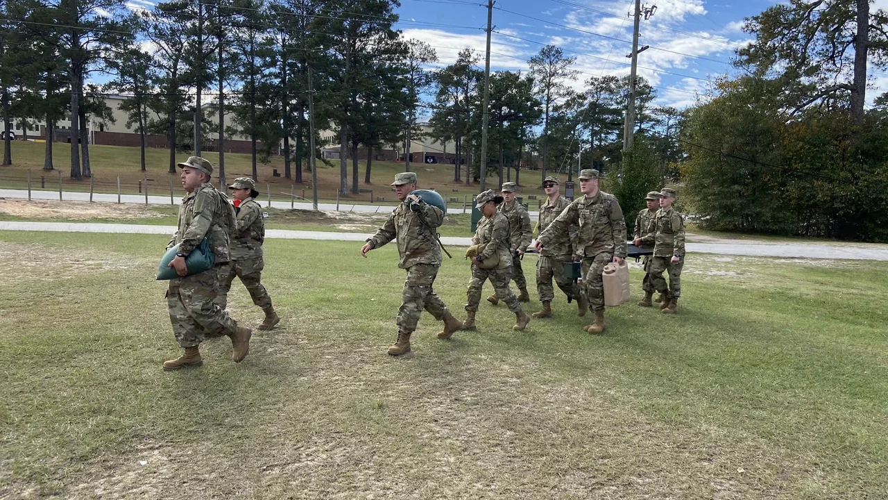 As Forças Armadas dos Estados Unidos tiveram o melhor desempenho de recrutamento em 15 anos no ano fiscal de 2025, com todos os ramos batendo a meta, e o Exército sozinho alistou 62.050 militares contra um alvo de 61 mil
