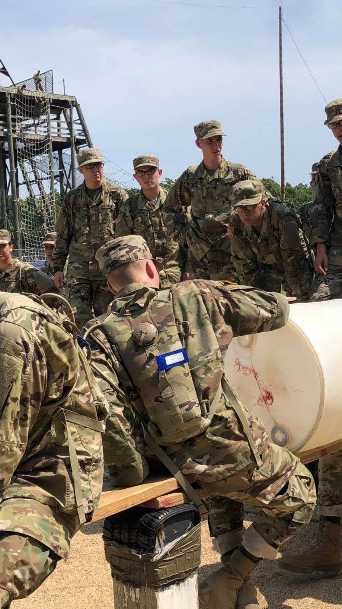 Instruendos do Exército dos EUA em exercício de treinamento básico