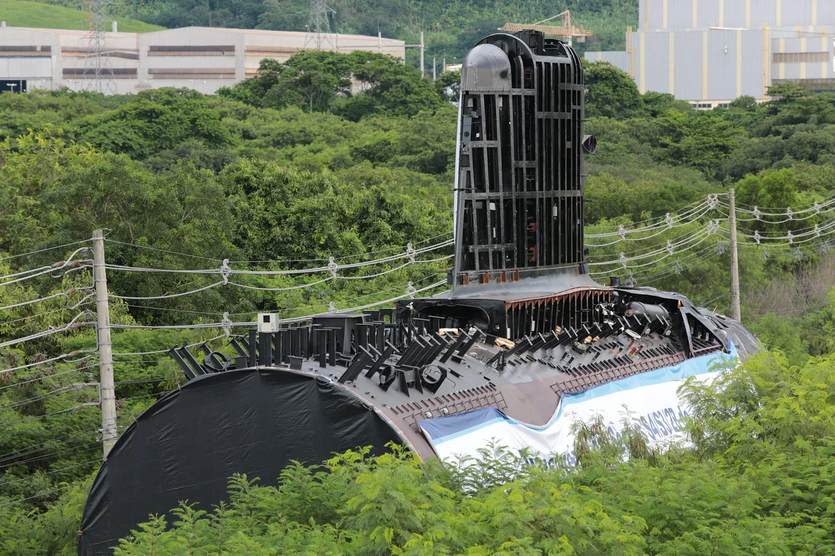 Para levar três seções do primeiro submarino do PROSUB por cinco quilômetros, a Marinha fechou a BR-493 em Itaguaí, retirou trechos da rede elétrica do caminho e gastou onze horas com uma prancha de 320 rodas carregando 619 toneladas