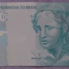 O militar que ganha na Justiça descobre que existe uma segunda fila: até 60 salários mínimos, R$ 97.260 em 2026, o dinheiro sai em 60 dias, e um centavo acima disso vira precatório que pode demorar até dois anos