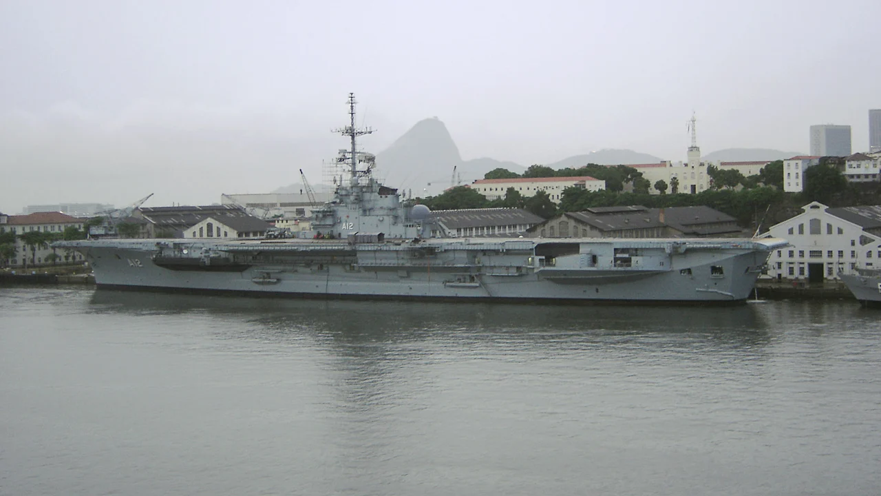 O Brasil comprou da França por 12 milhões de dólares um porta-aviões lançado em 1959, vendeu o casco num leilão por 10,55 milhões de reais e acabou afundando o navio a 350 quilômetros da costa por causa de 9,6 toneladas de amianto