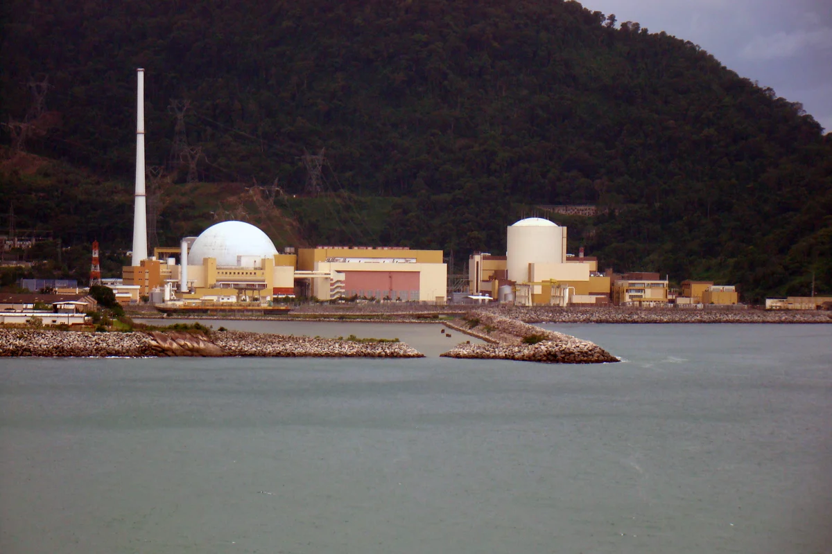 A tecnologia que enriquece o urânio queimado em Angra 1 foi desenvolvida pela Marinha para o submarino nuclear, a décima cascata já cobre 70% da recarga da usina, e o reator do protótipo começou a ser montado em Iperó