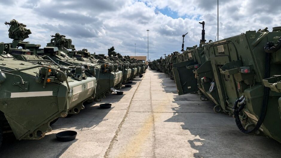 Fileiras de veículos blindados Stryker dos Estados Unidos avaliados pelo Exército Argentino para futura incorporação