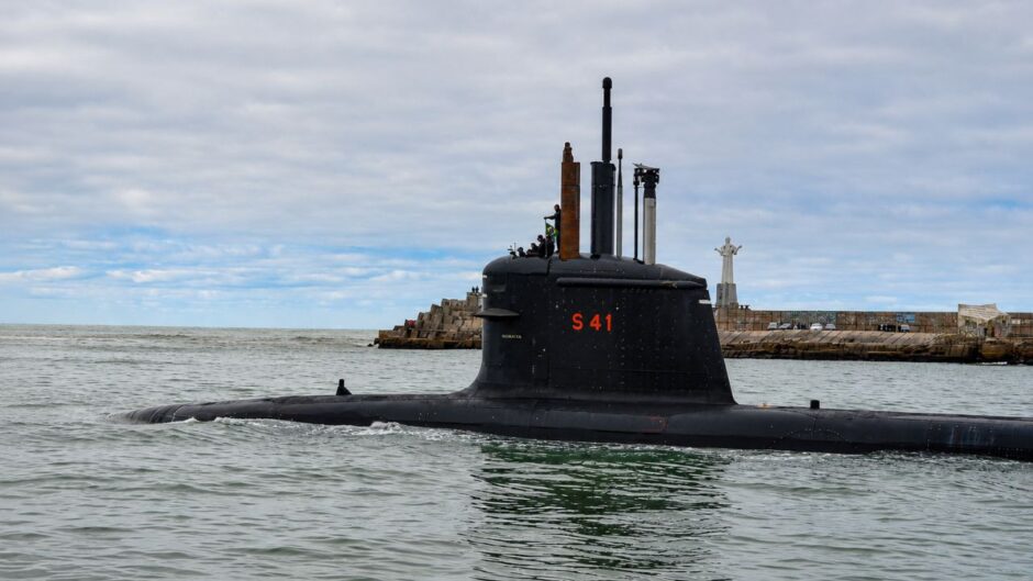 Submarino Humaitá (S41), da Marinha do Brasil, deixa o porto de Mar del Plata com o Cristo da escollera ao fundo após o Exercício Fraterno XXXIX.