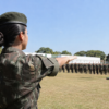 O avô serviu, o pai serviu, e a filha de 18 anos jurou à Bandeira no Forte Pantanal ao lado de mais de 400 militares como parte da primeira turma feminina do serviço militar inicial de Campo Grande