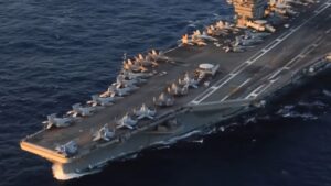 277 dias no mar e 10 mil decolagens: o porta-aviões nuclear USS Abraham Lincoln partiu no fim do ano passado, sustentou o bloqueio ao Irã sem folga em terra e agora ruma para San Diego com a tripulação no limite