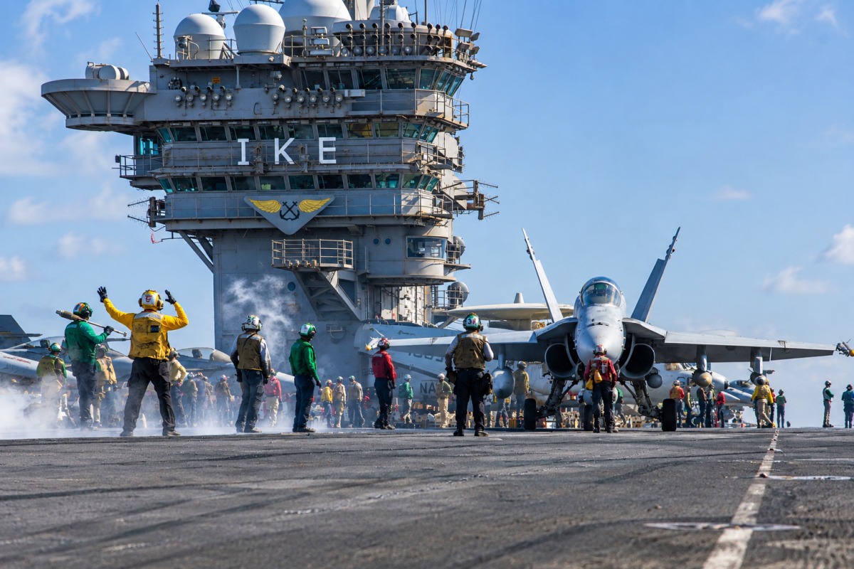 Dois aviadores da Marinha dos EUA ejetam durante pouso no USS Dwight D. Eisenhower e quatro militares ficam feridos