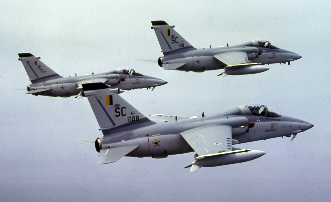 FAB assinou contrato de R$ 842 milhões para modernizar 53 caças AMX, reduziu programa para 43 e depois para 14 por restrição orçamentária, entregou apenas 11 e encerrou acordo 21 anos depois com valor final de R$ 557 milhões