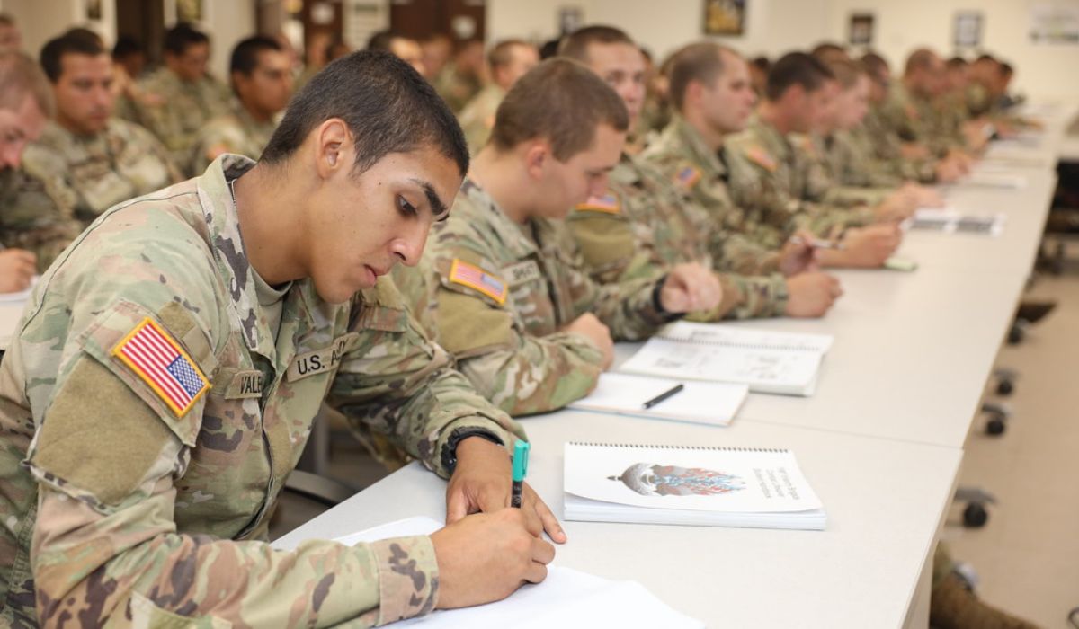 Com 43 milhões de americanos endividados por estudos, Forças Armadas oferecem até US$ 65 mil para pagar empréstimos e recrutamento dispara nos EUA: “Quando a economia vai mal, o Exército é uma ótima opção”