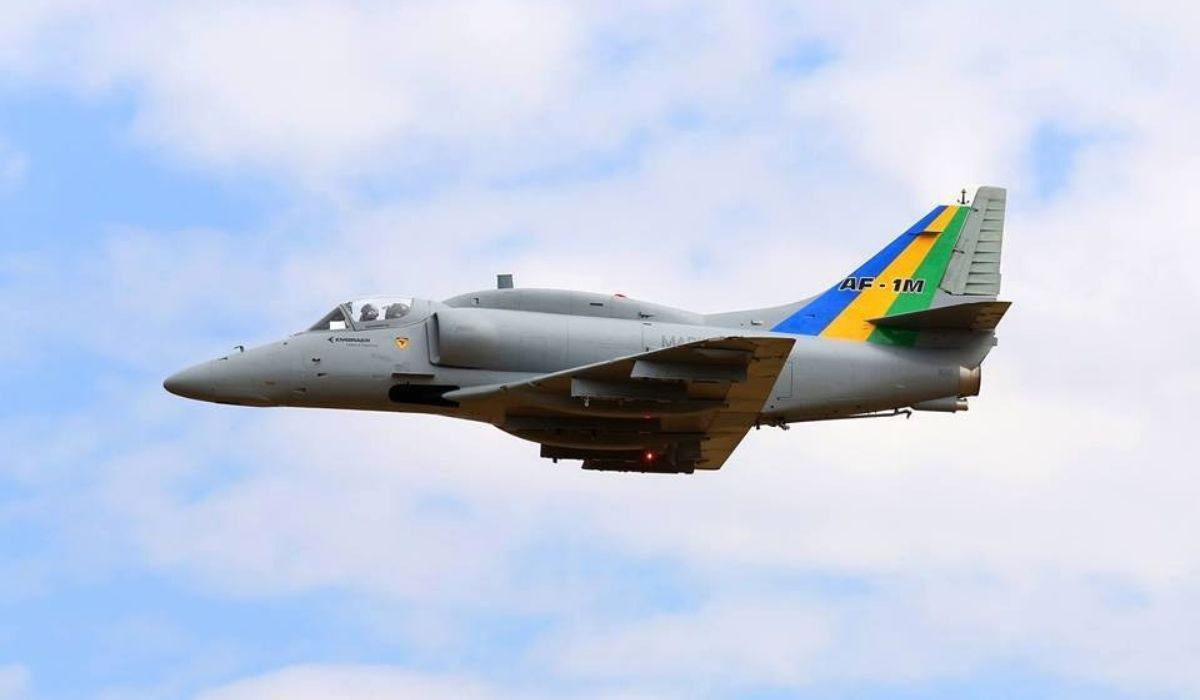 AF-1B Skyhawk modernizado da Marinha do Brasil durante voo de testes. As aeronaves brasileiras foram fabricadas em 1977 e seguem em operação após programa de modernização. Foto: Marinha do Brasil