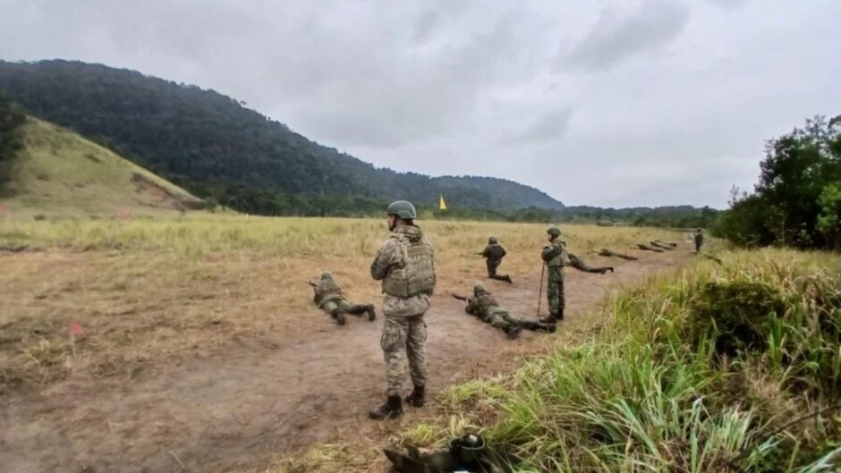 Militares realizam treinamento em terreno aberto na Restinga da Marambaia durante o MARAMBEX 2026, em atividade voltada a patrulha, orientação, deslocamento e sobrevivência fora das linhas de tiro. Fonte: CIASC/Marinha do Brasil.