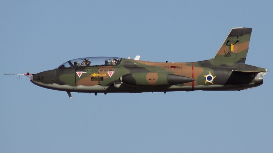 AT-26 Xavante da Força Aérea Brasileira em voo. Em 2005, a FAB avaliou que a frota poderia permanecer em serviço até 2014, desde que novos motores e suprimentos fossem adquiridos, contexto que levou à compra de Impalas Mk II e motores Viper na África do Sul. Foto: Wikimedia Commons.