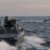 Pela primeira vez registrada na história, barco-drone caça e afunda outro barco-drone em pleno mar: duelo sem tripulantes foi filmado de vários ângulos