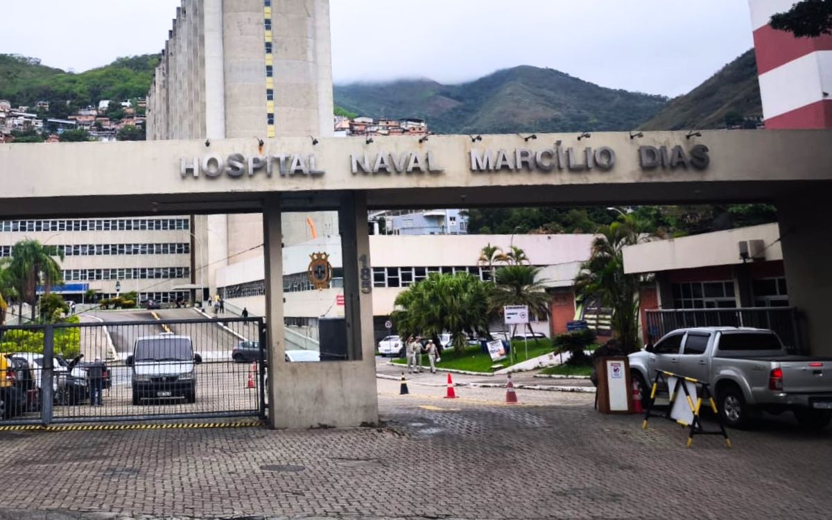 Candidato suboficial da Marinha é intimidado por militares ao panfletar nas proximidades do hospital Marcílio Dias, enquanto civis faziam campanha sem abordagem