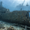 Todo aço fabricado depois de 1945 carrega vestígios radioativos dos testes atômicos, e por isso o casco de navios de guerra afundados antes dessa data vale mais que aço novo e virou alvo de saqueadores no fundo do mar