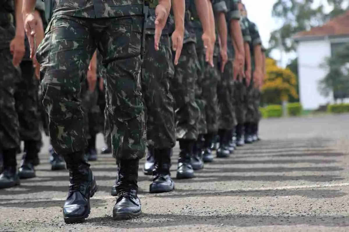 R$ 1.741 x R$ 1.177: salário mínimo deve subir em 2027, enquanto soldo do recruta fica R$ 564 abaixo e militares entram no ano sem nova parcela prevista