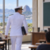 Depois de anos servindo como capitão de corveta, oficial médico deixa o serviço ativo da Marinha para recomeçar como professor da UFRJ e seguir um novo caminho no magistério superior
