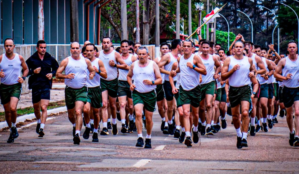 Comandante do Exército corre 7 km com 37 cadetes da Aman para evitar o “mau exemplo” previsto na doutrina militar: sem aptidão física, General perde confiança e liderança sobre a tropa