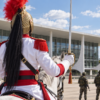 O regimento que guarda o Palácio do Planalto foi criado por Dom João VI em 13 de maio de 1808, só recebeu o nome de Dragões da Independência em 1946 e ainda monta guarda com o uniforme da época de Dom Pedro I, lança na mão e fuzil automático no quartel