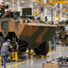 A fábrica de Sete Lagoas em Minas Gerais já entregou mais de 700 blindados ao Exército, fechou 156 unidades para a Argentina e 28 para as Filipinas, e agora abre uma linha nova num programa que prevê 2.044 veículos ao longo de vinte anos