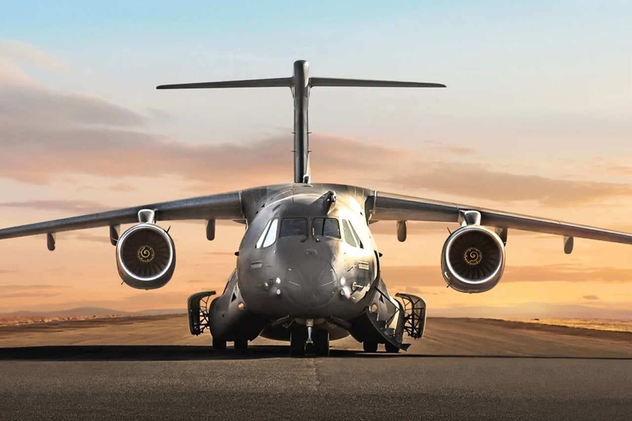 C-390 Millennium visto de frente em uma pista cercada por paisagem desértica nos Emirados Árabes Unidos.