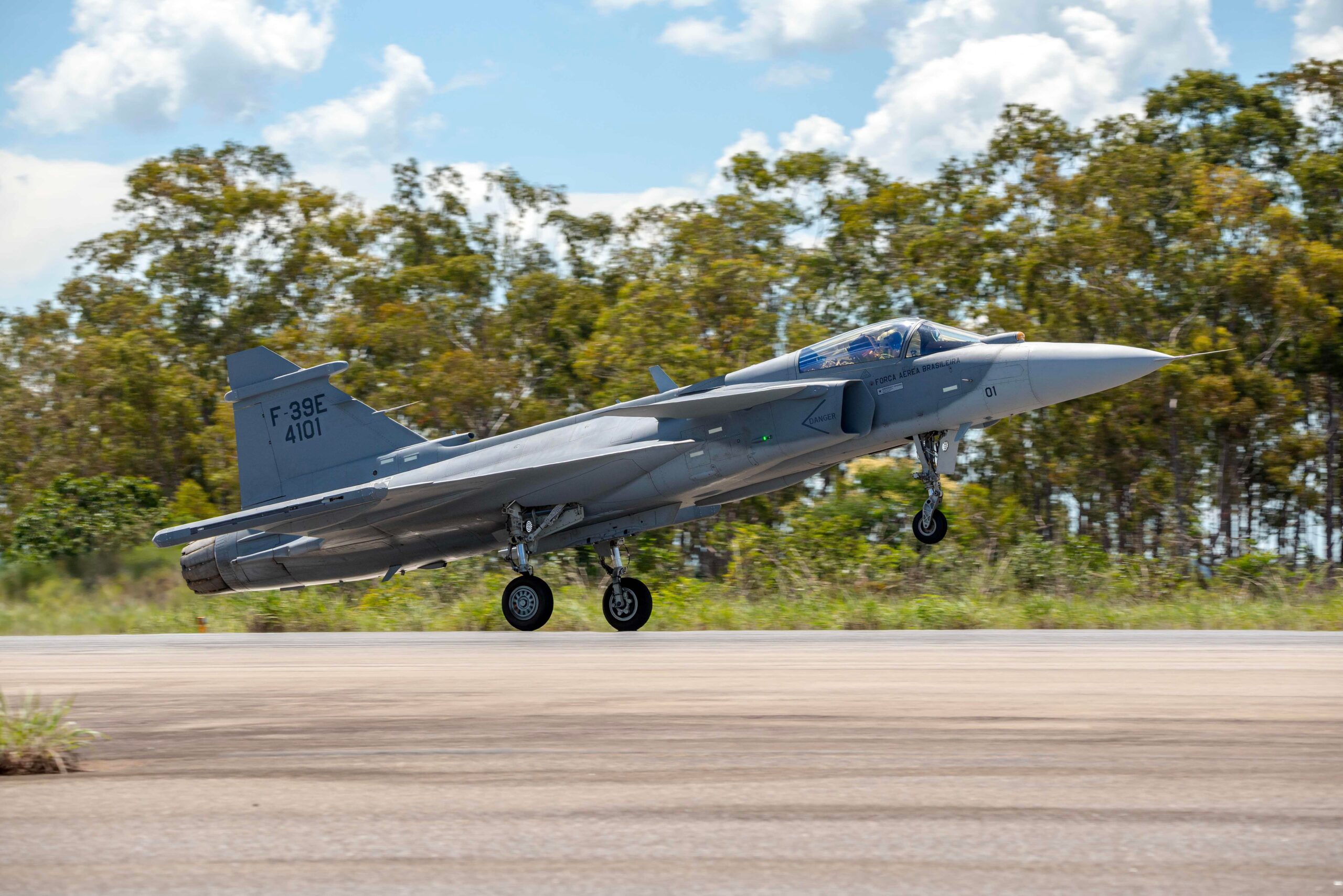 F-39E Gripen da FAB decolando na Base Aérea de Anápolis