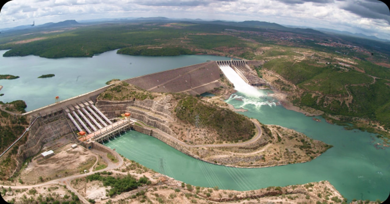 Vista aérea da Usina Hidrelétrica de Xingó com barragem, reservatório, vertedouro e casa de força no rio São Francisco.