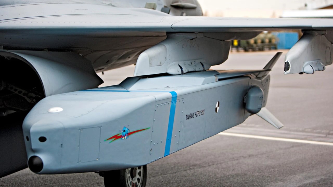 Gripen ganha míssil TAURUS de 1,4 tonelada capaz de atingir alvos a mais de 500 km, destruir bunkers, pistas e pontes, enquanto Brasil acompanha de perto uma integração que ainda não chegou aos F-39 da FAB