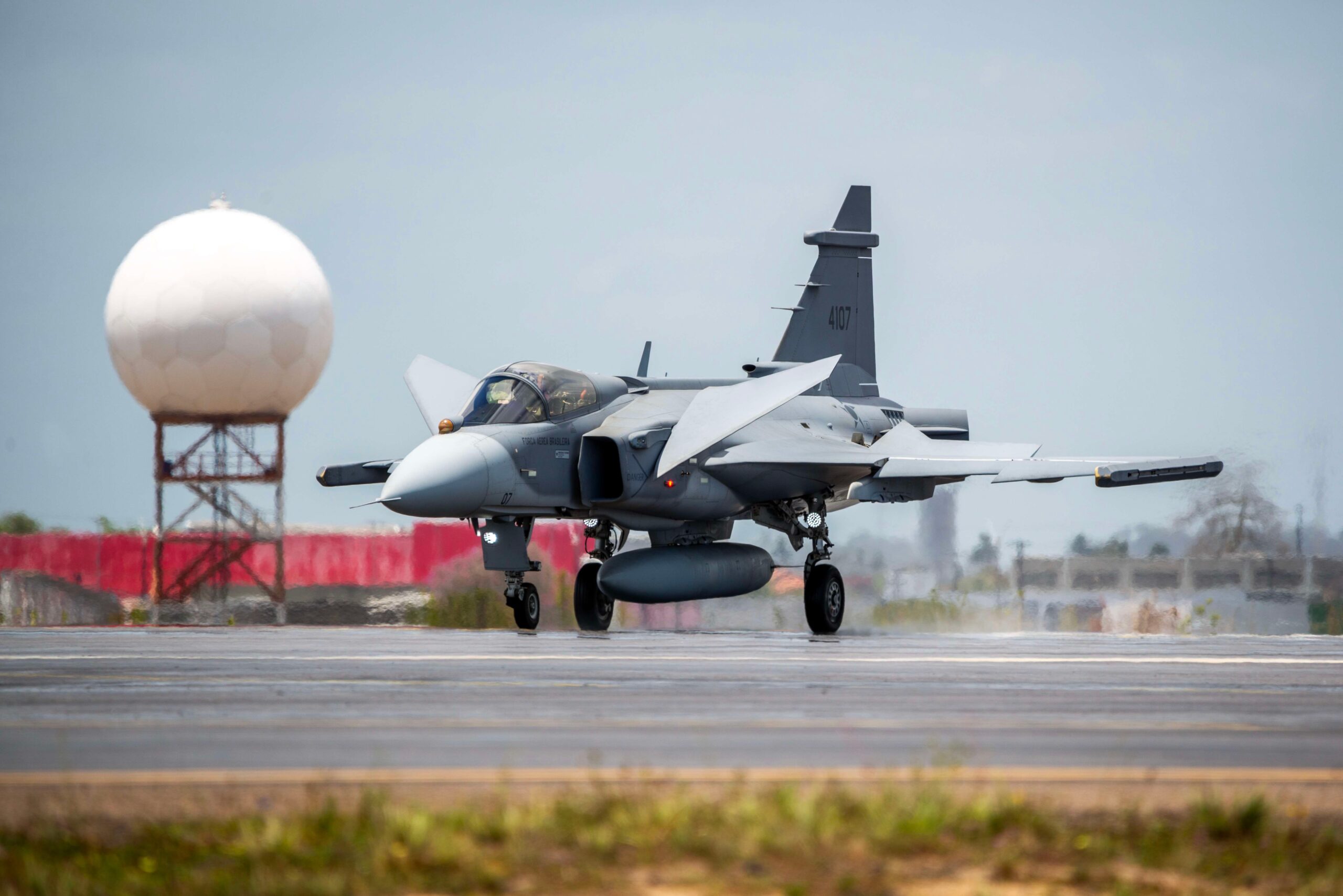 Gripen da FAB pode voltar à luta em cerca de 15 minutos, operar de bases rodoviárias e manter alerta 24 horas mesmo longe de grandes estruturas aéreas no Brasil
