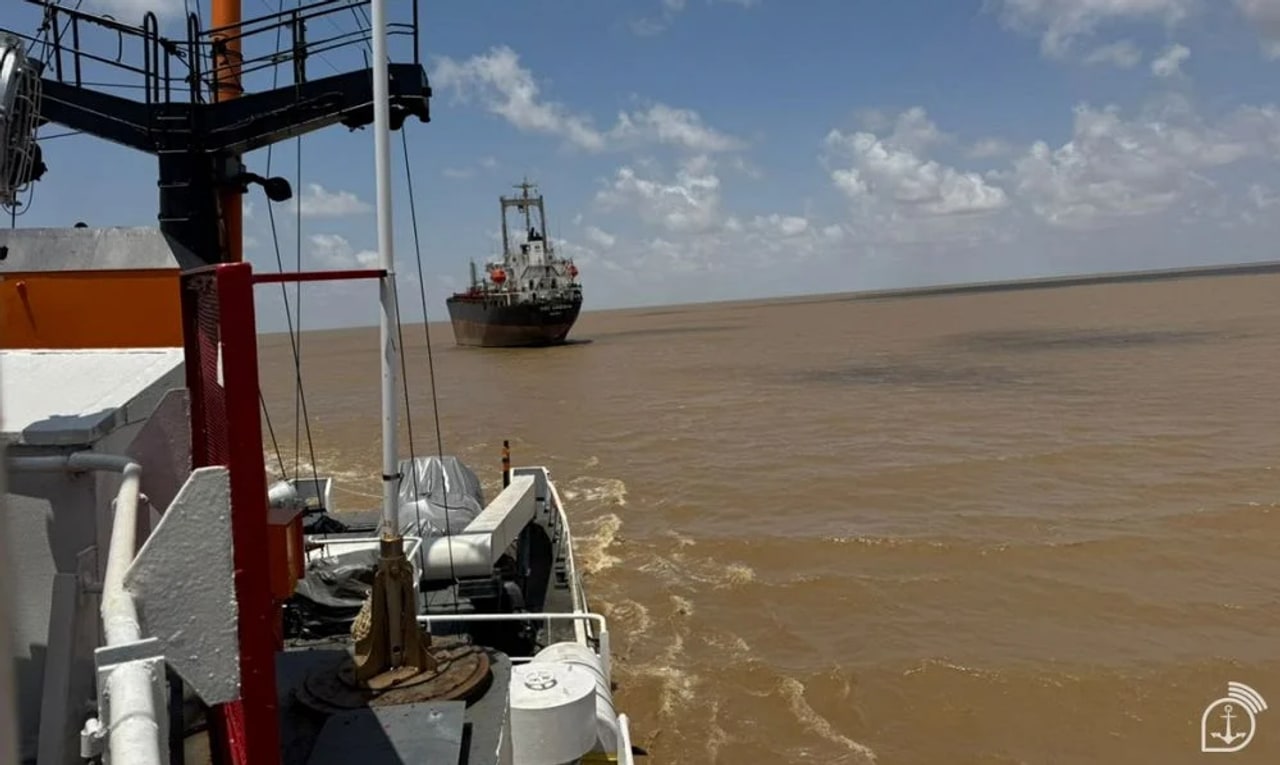 Marinha do Brasil encara missão incomum no extremo Norte, mede o fundo do mar onde faltavam dados, calcula a maré ideal e cria uma rota de 45 km para salvar navio estrangeiro encalhado