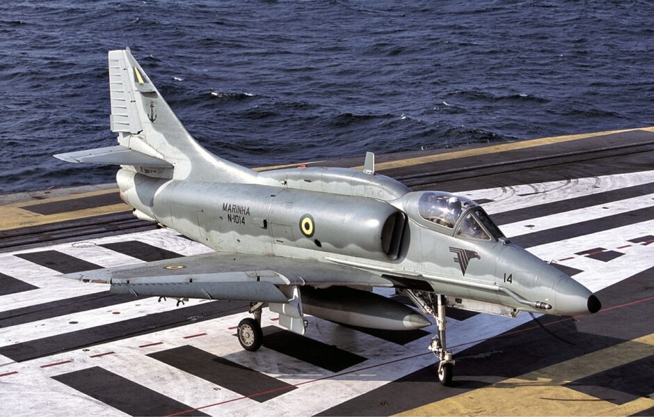 AF-1 Skyhawk da Marinha do Brasil no convés de um porta-aviões
