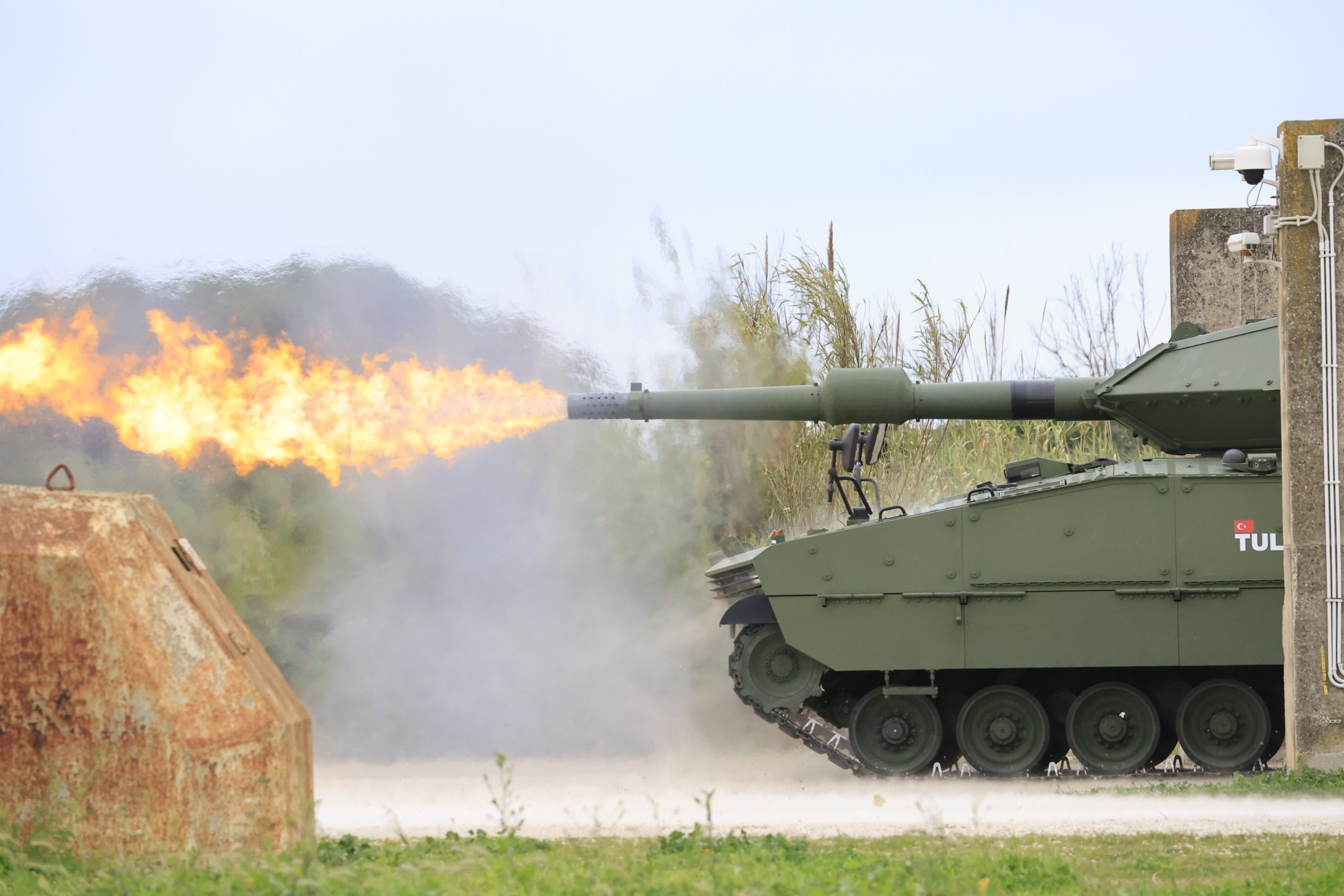 Possível futuro blindado do Exército Brasileiro acerta 12 de 12 tiros na Itália, dispara até em movimento com canhão de 120 mm