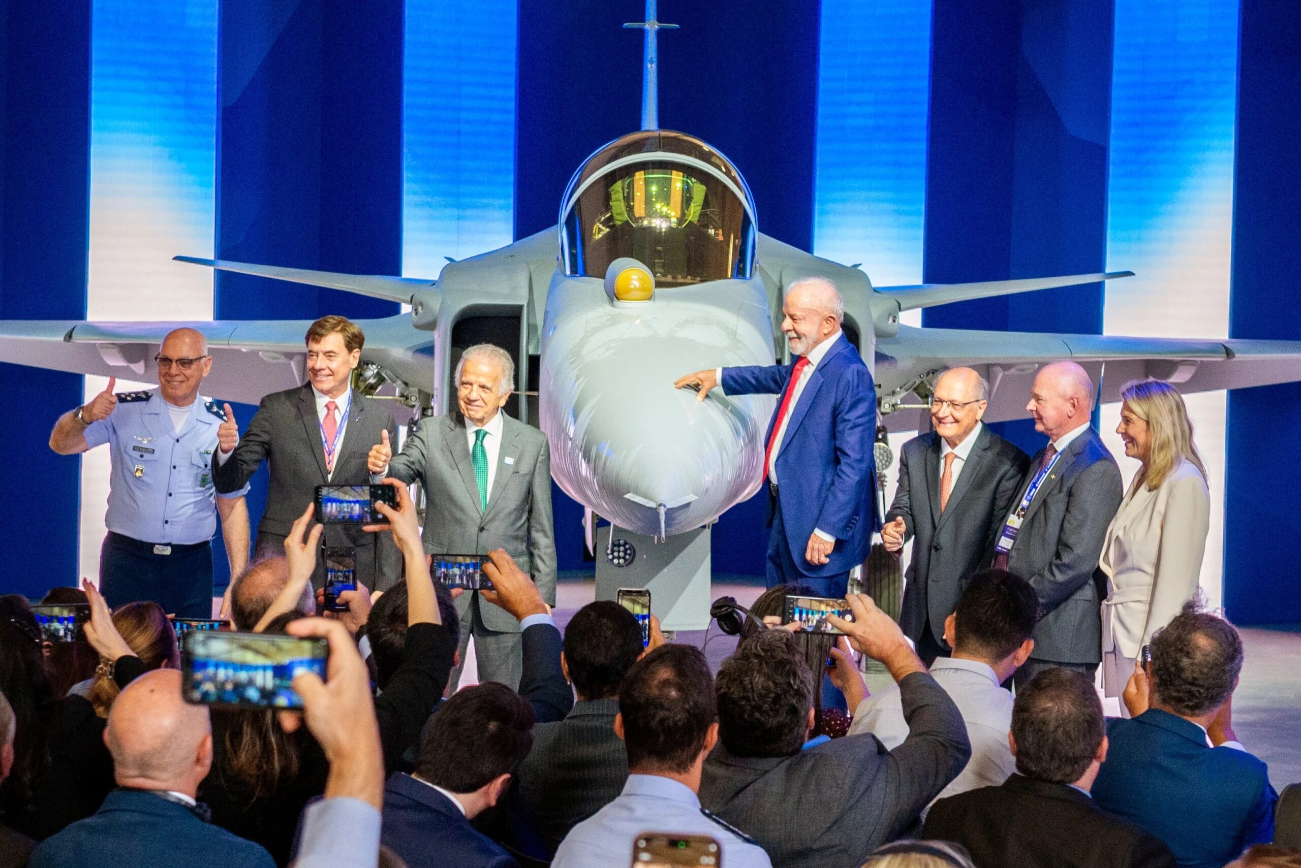 Brasil já fabrica fuselagem do Gripen E idêntica à sueca, capaz de equipar qualquer novo caça, e linha nacional da Saab dobra capacidade de estruturas para 16 por ano